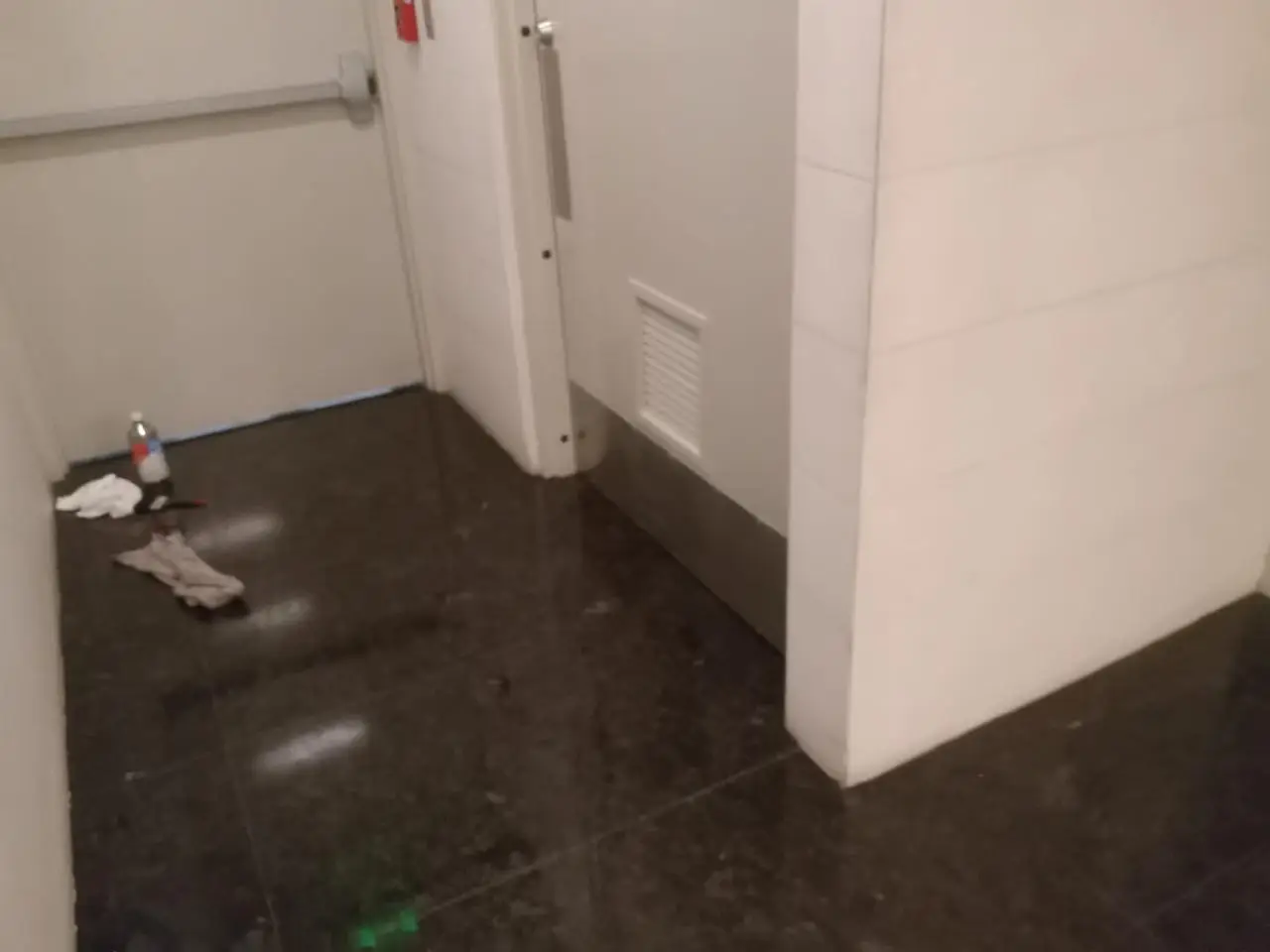 Instalación de zoclo de alucobond en lobby corporativo — foto 2