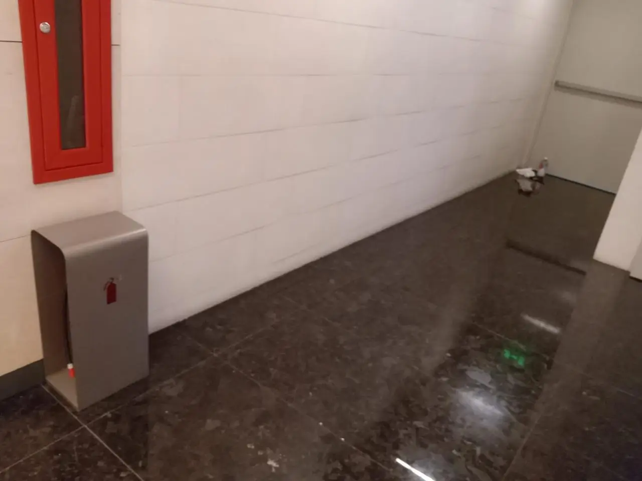 Instalación de zoclo de alucobond en lobby corporativo — foto 3