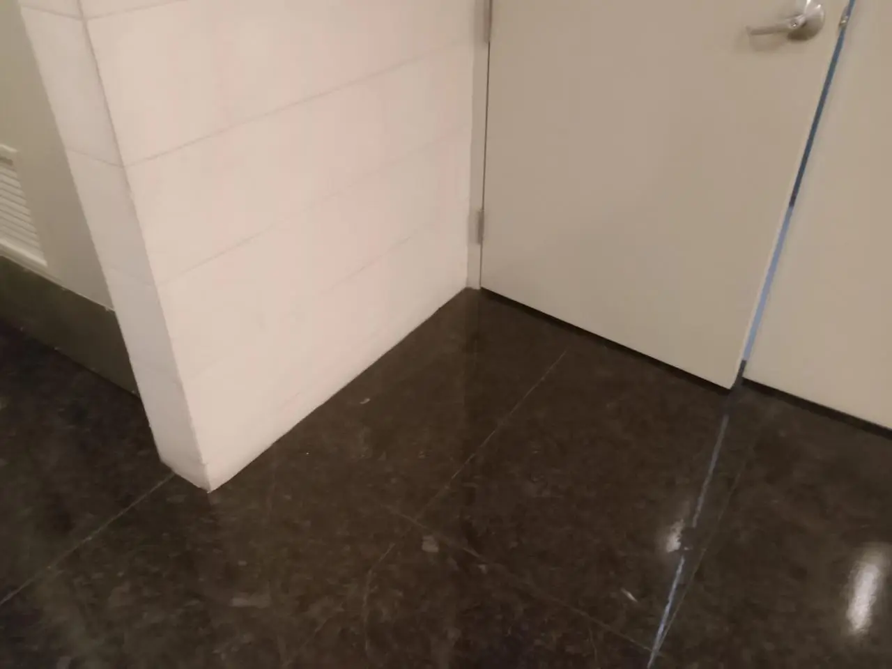 Instalación de zoclo de alucobond en lobby corporativo — foto 4