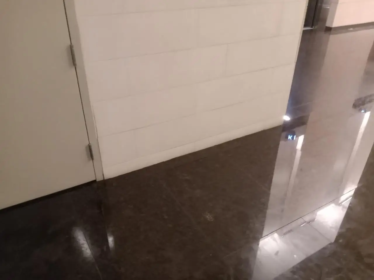 Instalación de zoclo de alucobond en lobby corporativo — foto 5