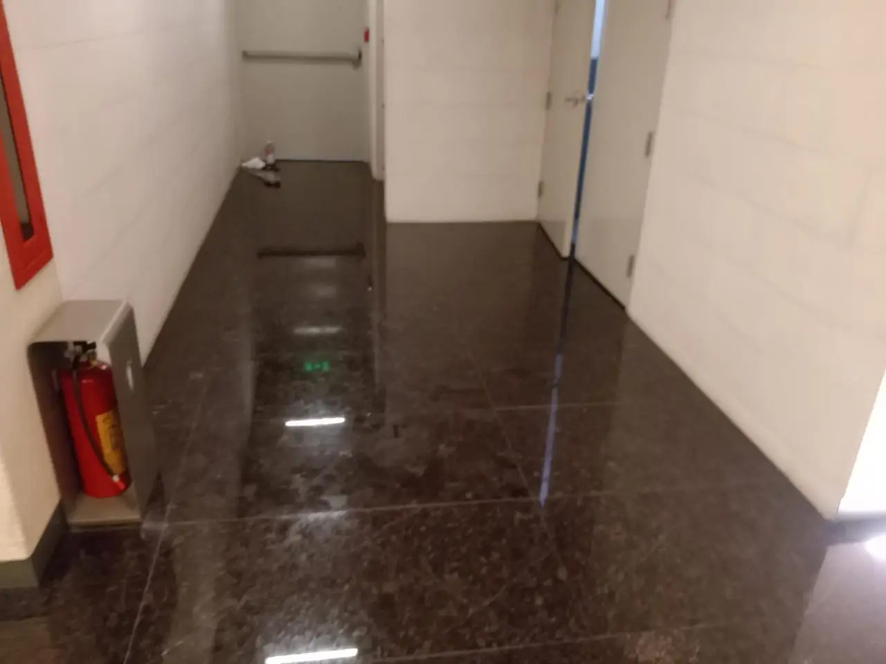 Instalación de zoclo de alucobond en lobby corporativo — foto 6