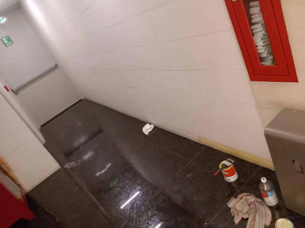 Instalación de zoclo de alucobond en lobby corporativo — foto 7