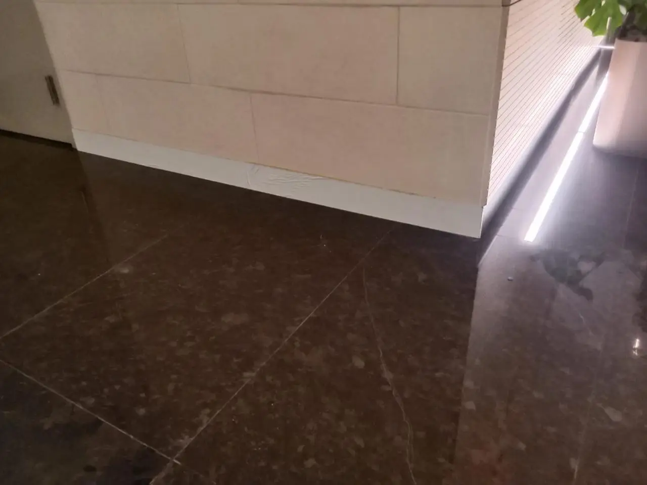 Instalación de zoclo de alucobond en lobby corporativo — foto 8