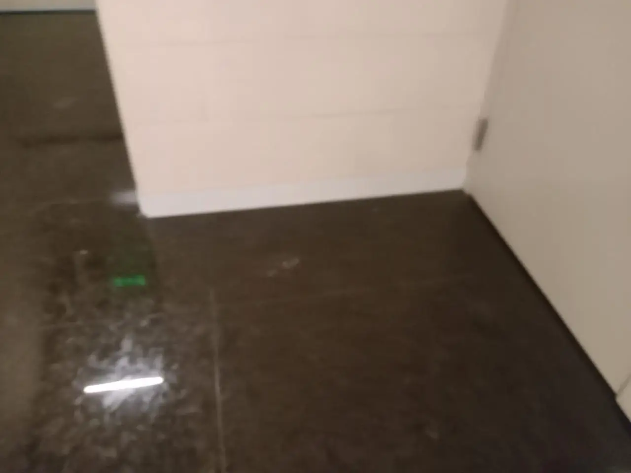 Instalación de zoclo de alucobond en lobby corporativo — foto 9