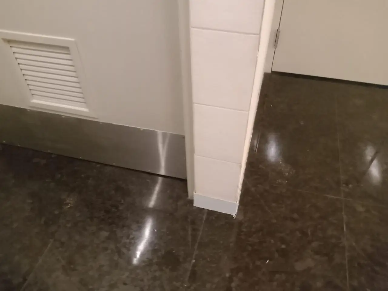 Instalación de zoclo de alucobond en lobby corporativo — foto 10