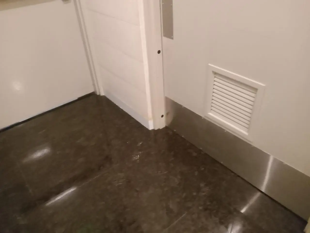 Instalación de zoclo de alucobond en lobby corporativo — foto 11