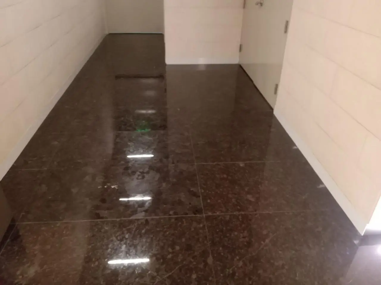 Instalación de zoclo de alucobond en lobby corporativo — foto 12