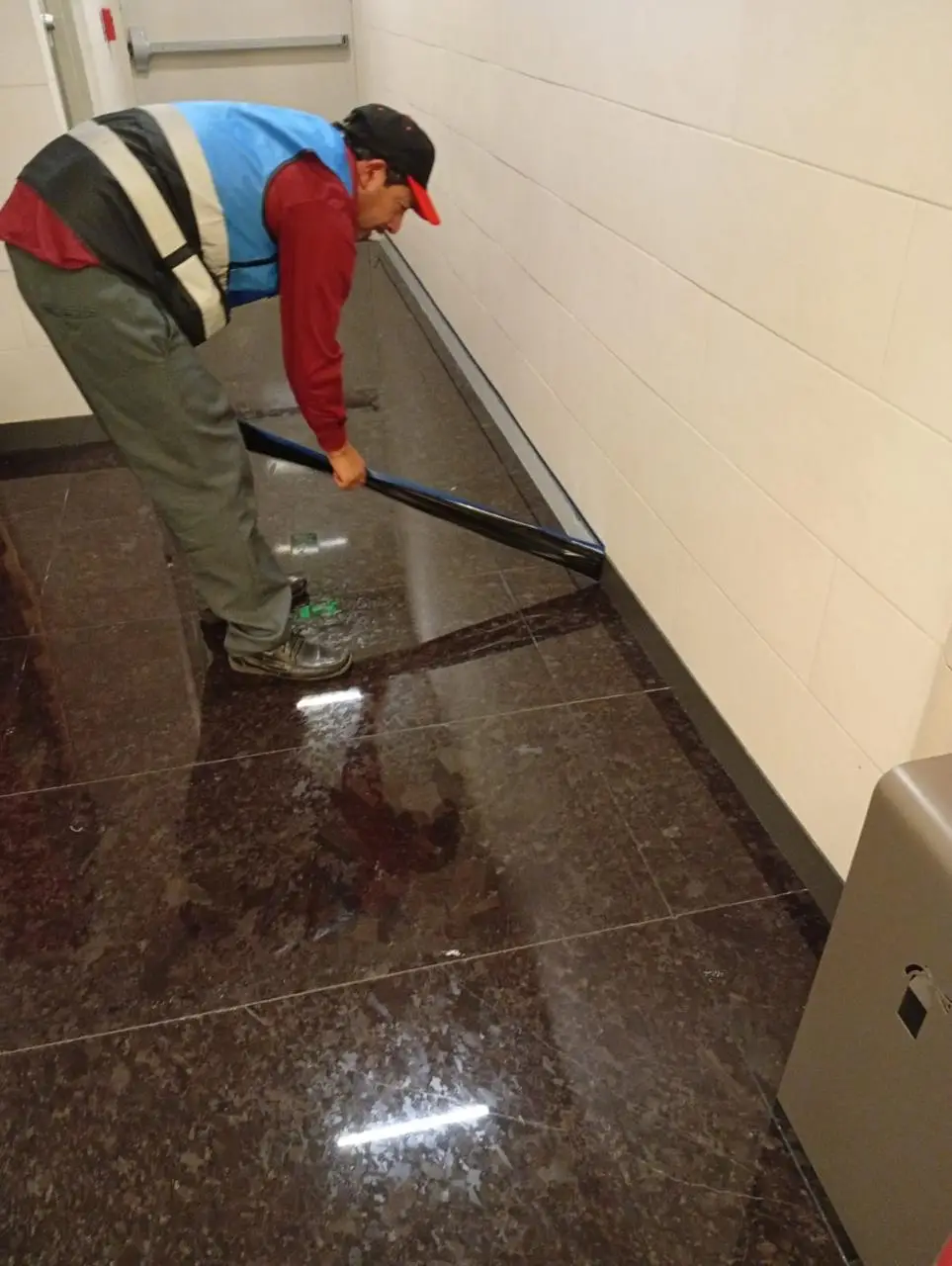 Instalación de zoclo de alucobond en lobby corporativo — foto 13