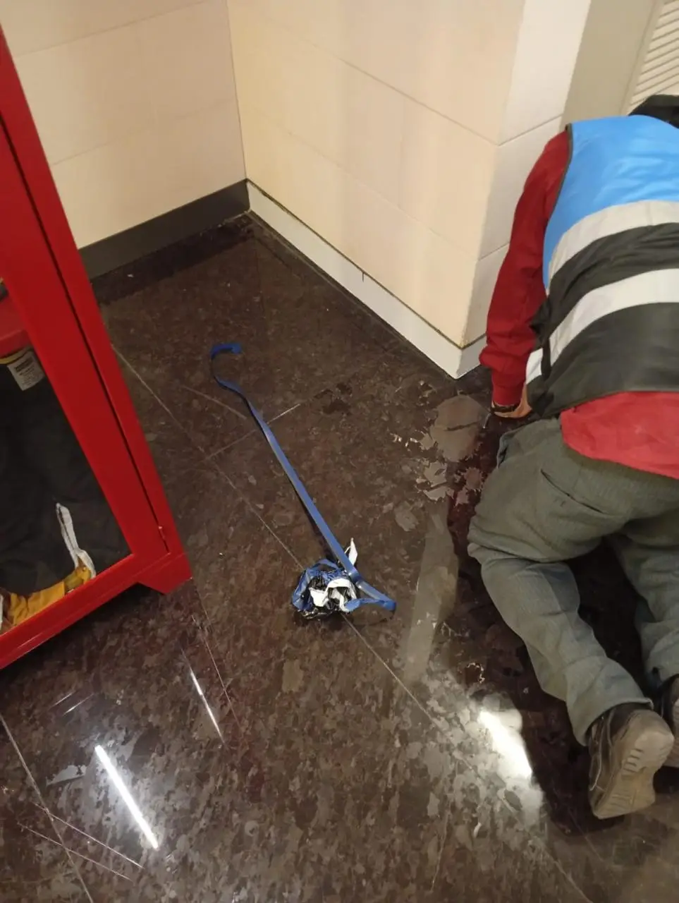 Instalación de zoclo de alucobond en lobby corporativo — foto 14