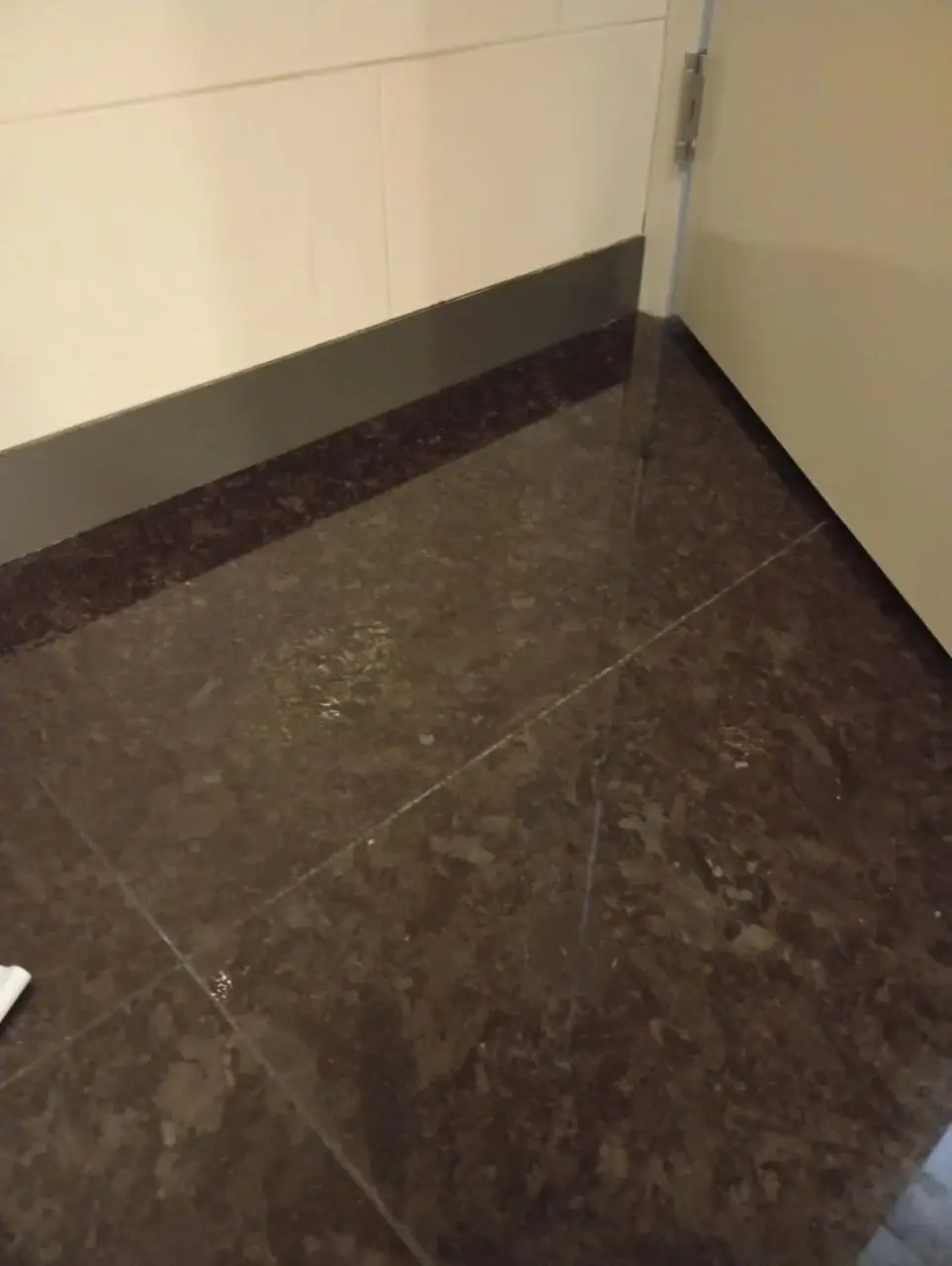 Instalación de zoclo de alucobond en lobby corporativo — foto 15