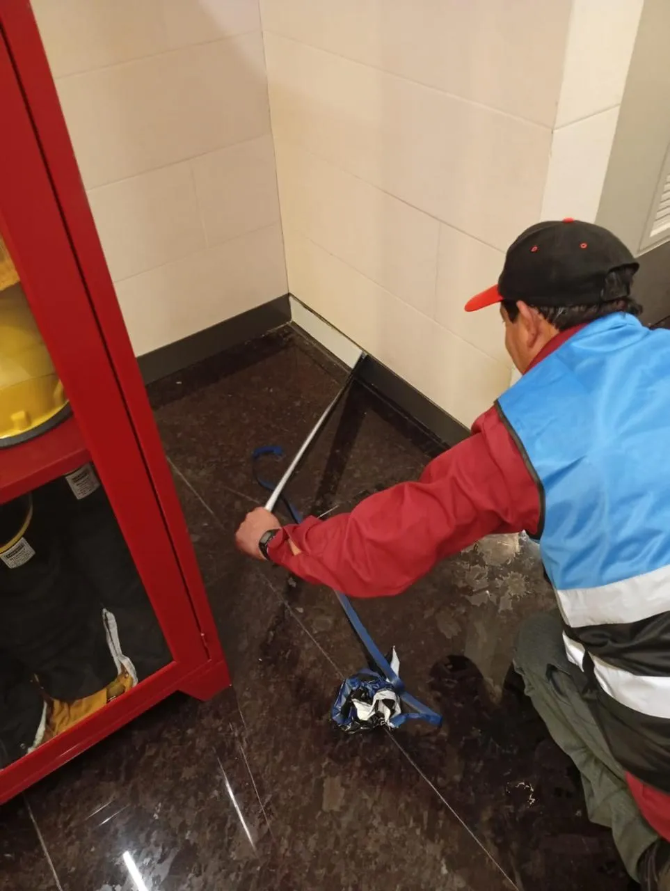 Instalación de zoclo de alucobond en lobby corporativo