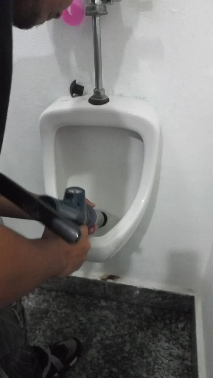Desazolve de drenaje en Torre Corporativa